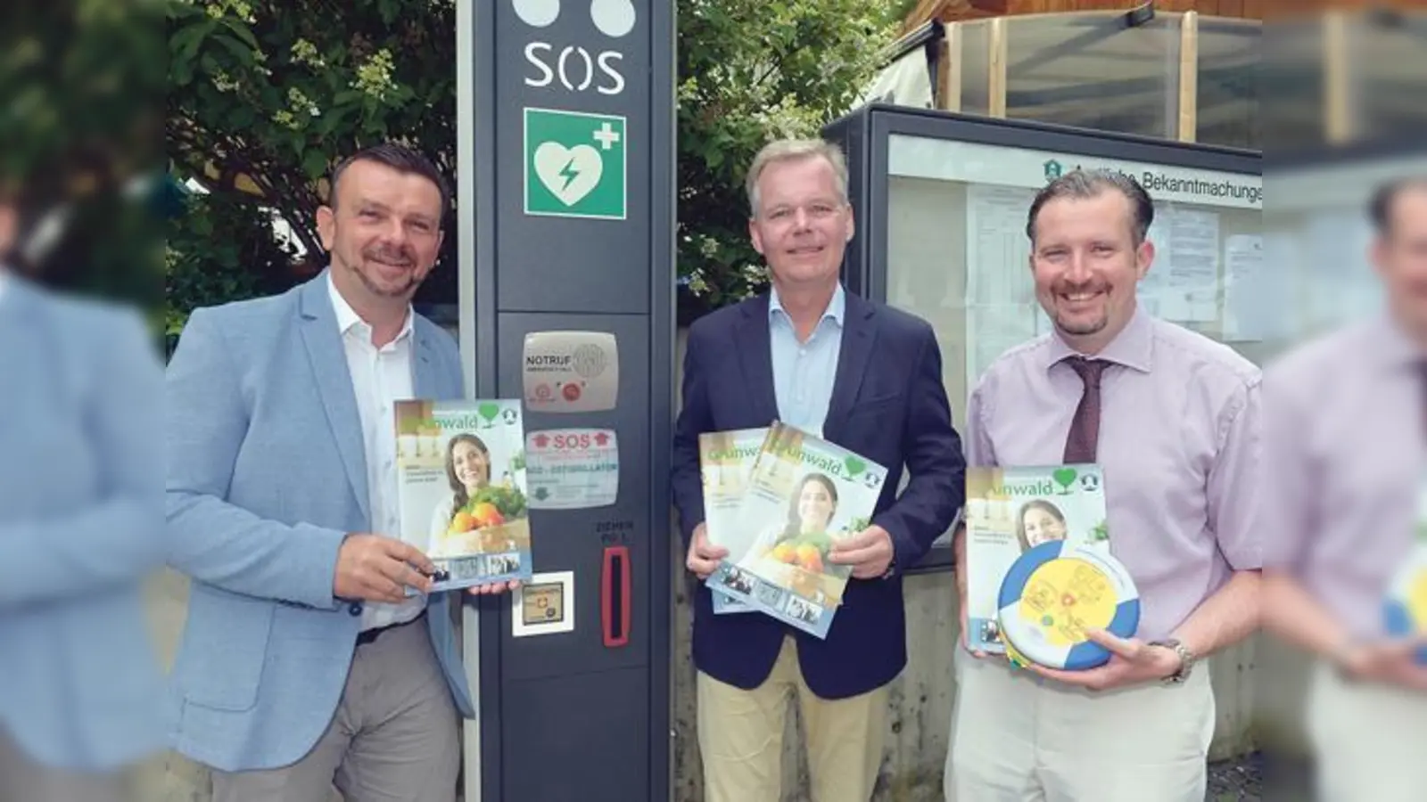 Jochen Müller, Vorsitzender des Vereins Bürger retten Leben, Grünwalds Bürgermeister Jan Neusiedl, und Peter F. Schneider, Geschäftsführer der WIKOMmedia Verlag für Kommunale- und Wirtschaftsmedien GmbH	 (Foto: Gemeinde Grünwald)