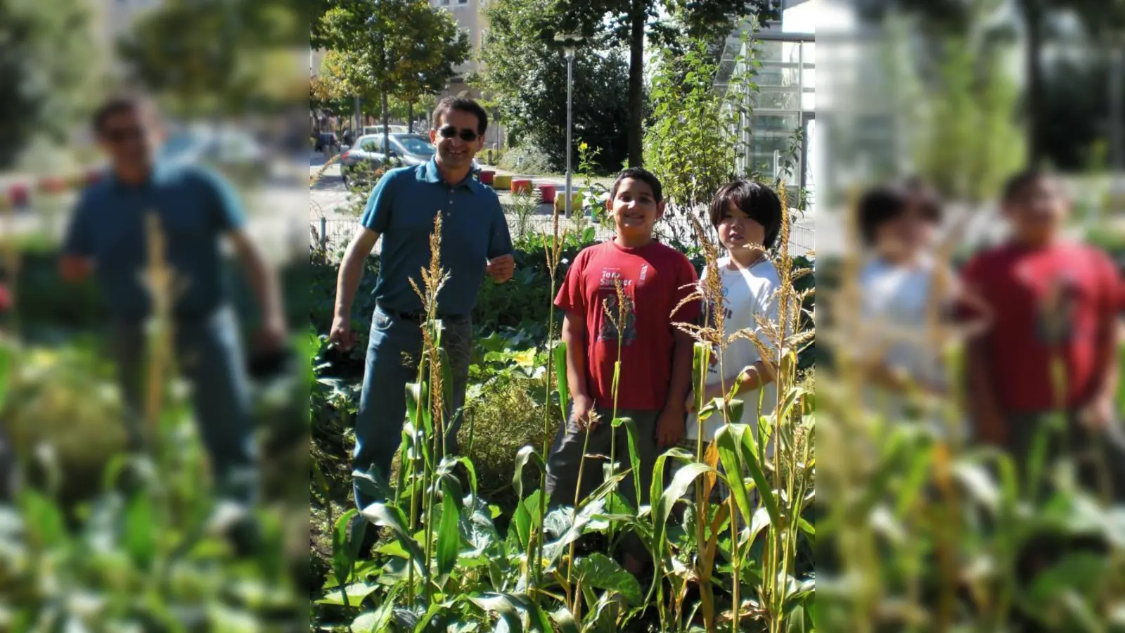 Im Multikulturellen Jugendzentrum (MKJZ) ist nachmittags immer etwas los: zum Beispiel gemeinsames Gärtnern in dem vor rund dreieinhalb Jahren angelegten biologischen Obst- und Gemüsegarten. (Foto: SE)