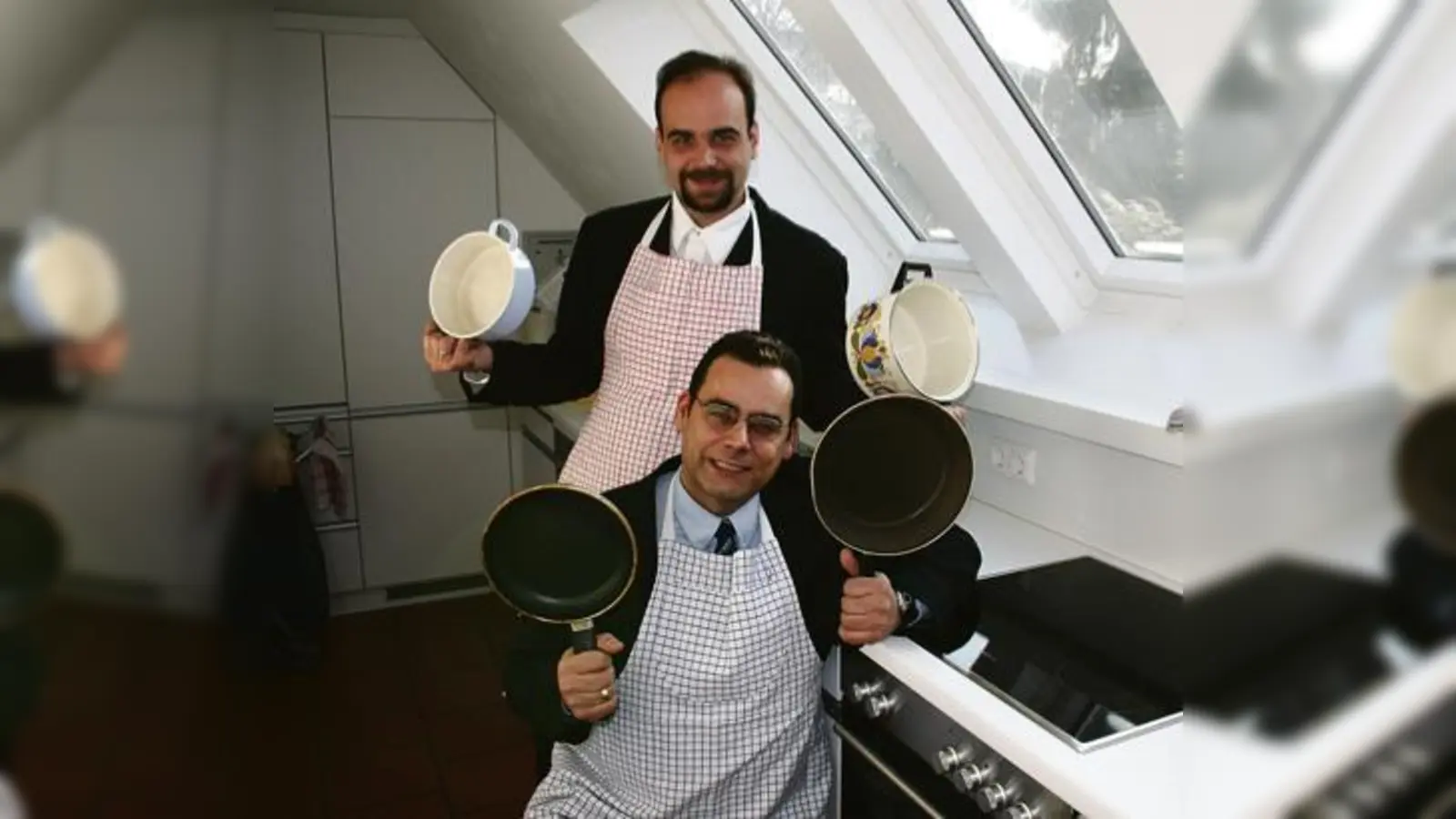 Noch sind die Töpfe und Pfannen leer  doch Pfarrer Christian Weigl und Diakon Alexander Dvorak (stehend) freuen sich über die neue Küche.  (Foto: em)