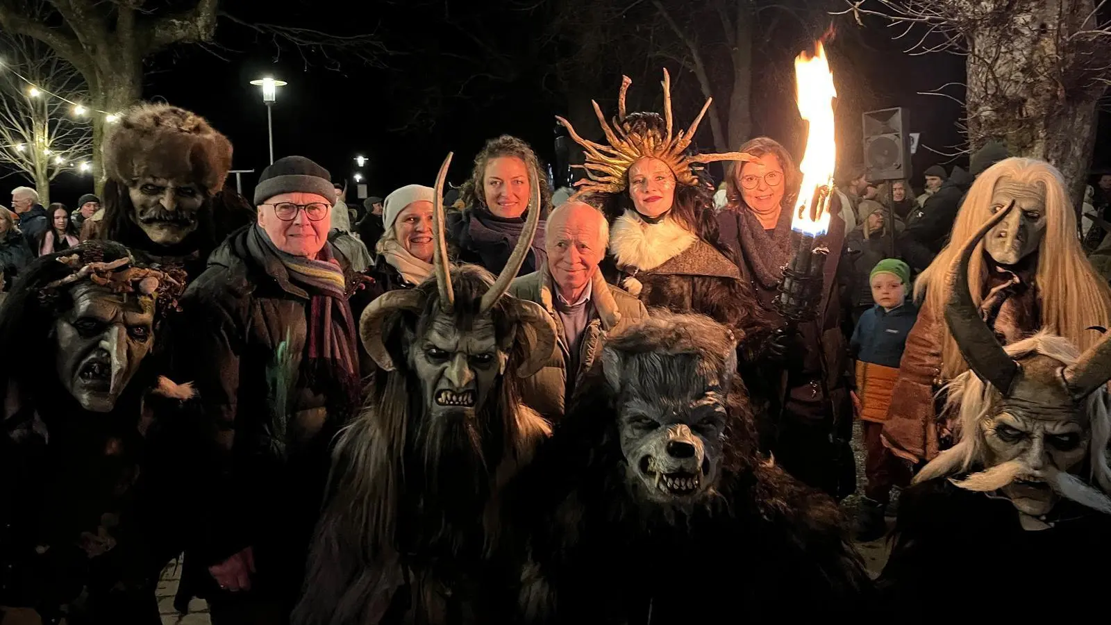 Inmitten der Perchten (von links): Tom Hanaus (Wir schaffen das e.V.), Catharina Geiselhart (2. Vorsitzende Kulturverein Herrsching), Diana Dickmann (Eventmanagement Seehof Herrsching), Claus Wecker (Vorsitzender Wir schaffen das e.V.), Gerda Reichert (Geschäftsführung Seehof Herrsching). (Foto: Seehof)