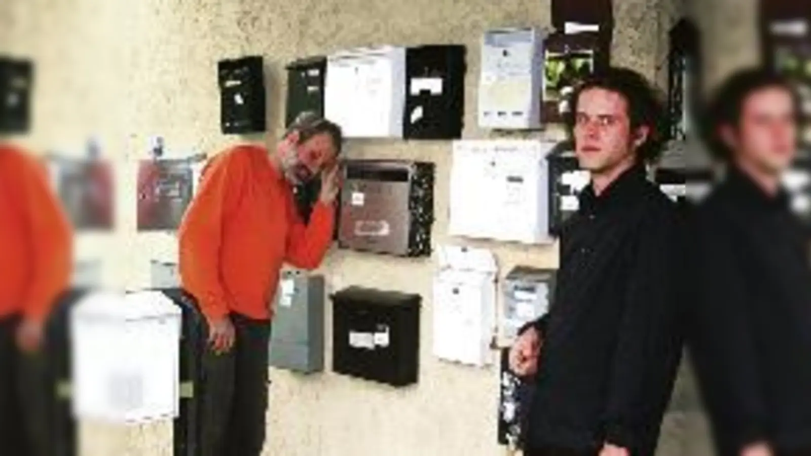 Sebastian Segl (links) und Matthias Bergemann von der Interessengemeinschaft Domagkateliers sind wie alle Künstler gespannt, wer gute und wer schlechte Nachrichten im Briefkasten  (hat.Foto: em)