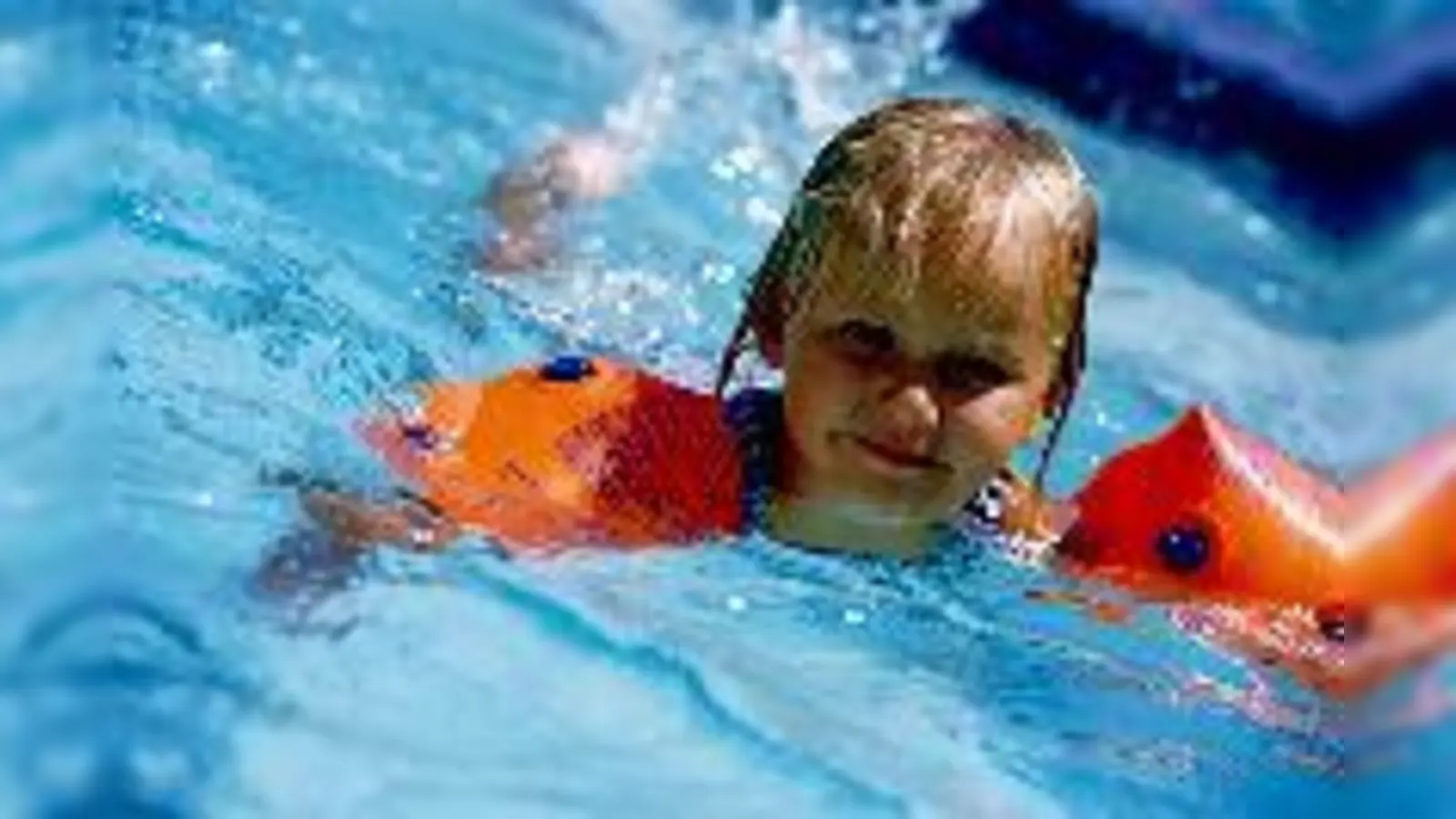 Kinder haben Spaß am Schwimmen.  (Foto: FC Stern)
