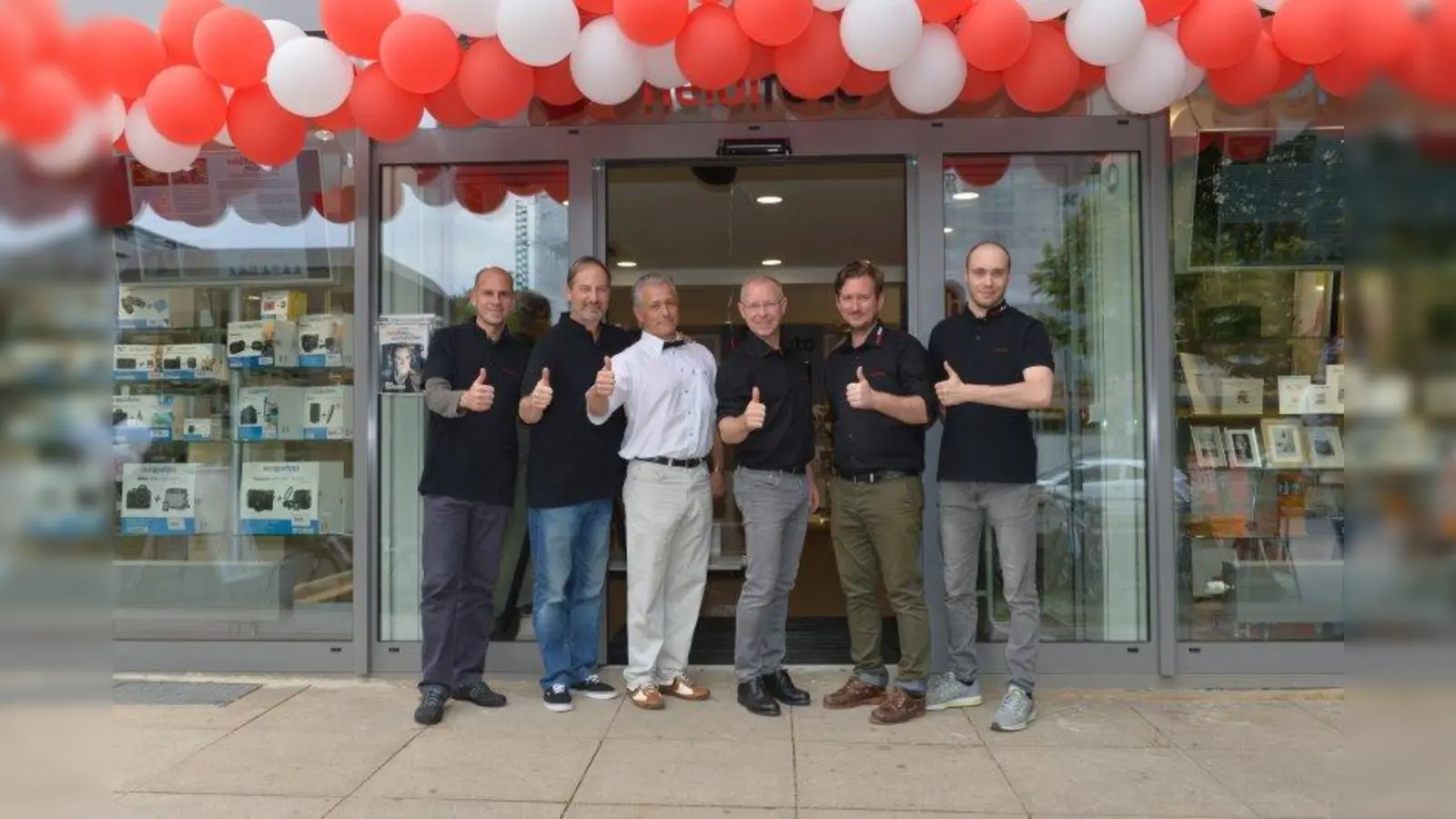 Guter Start: heidi-foto-Inhaber Thomas Fladung (3. von rechts) mit einem Teil seiner Mitarbeiter (Foto: heidi-foto)