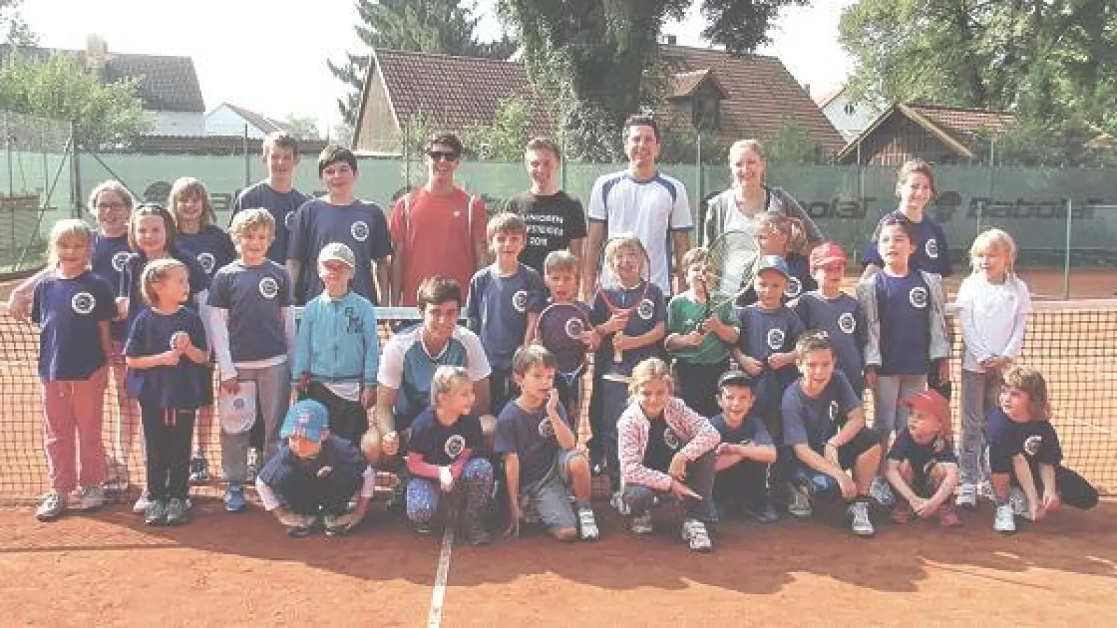 Tennis macht Freude: Das jedenfalls vermitteln die Camp-Teilnehmer auf dem Abschluss-Foto.	 (Foto: VA)