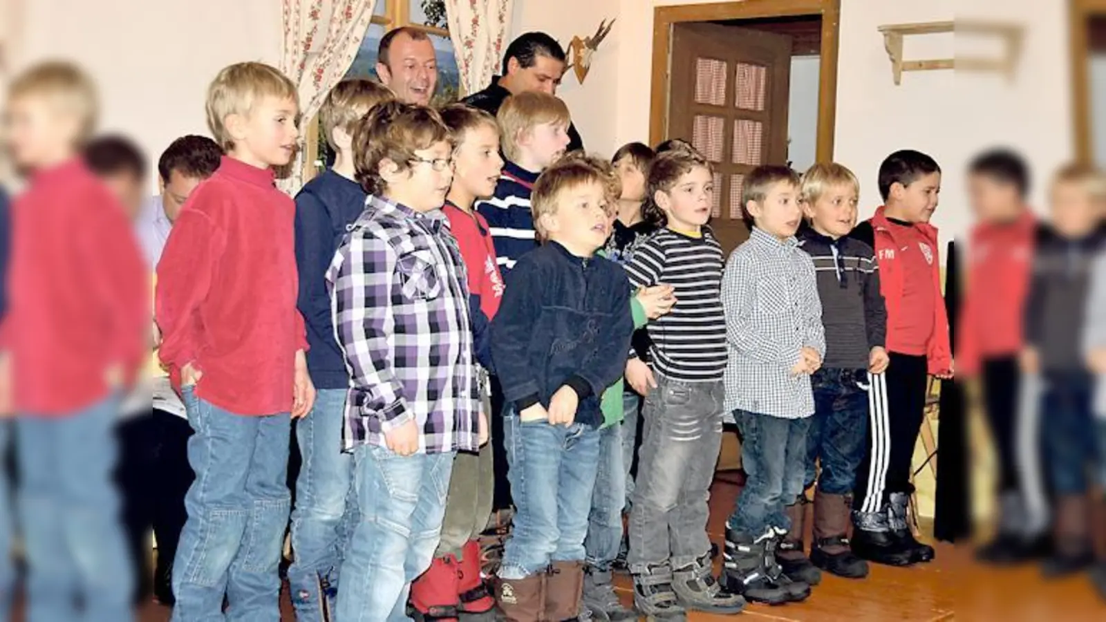 Die F1-Jugend mit ihren Trainern Manfred Obermaier und Mario Spinelle boten bei der Feier für die  Kleinsten Weihnachtslieder dar.	 (Foto: VA)