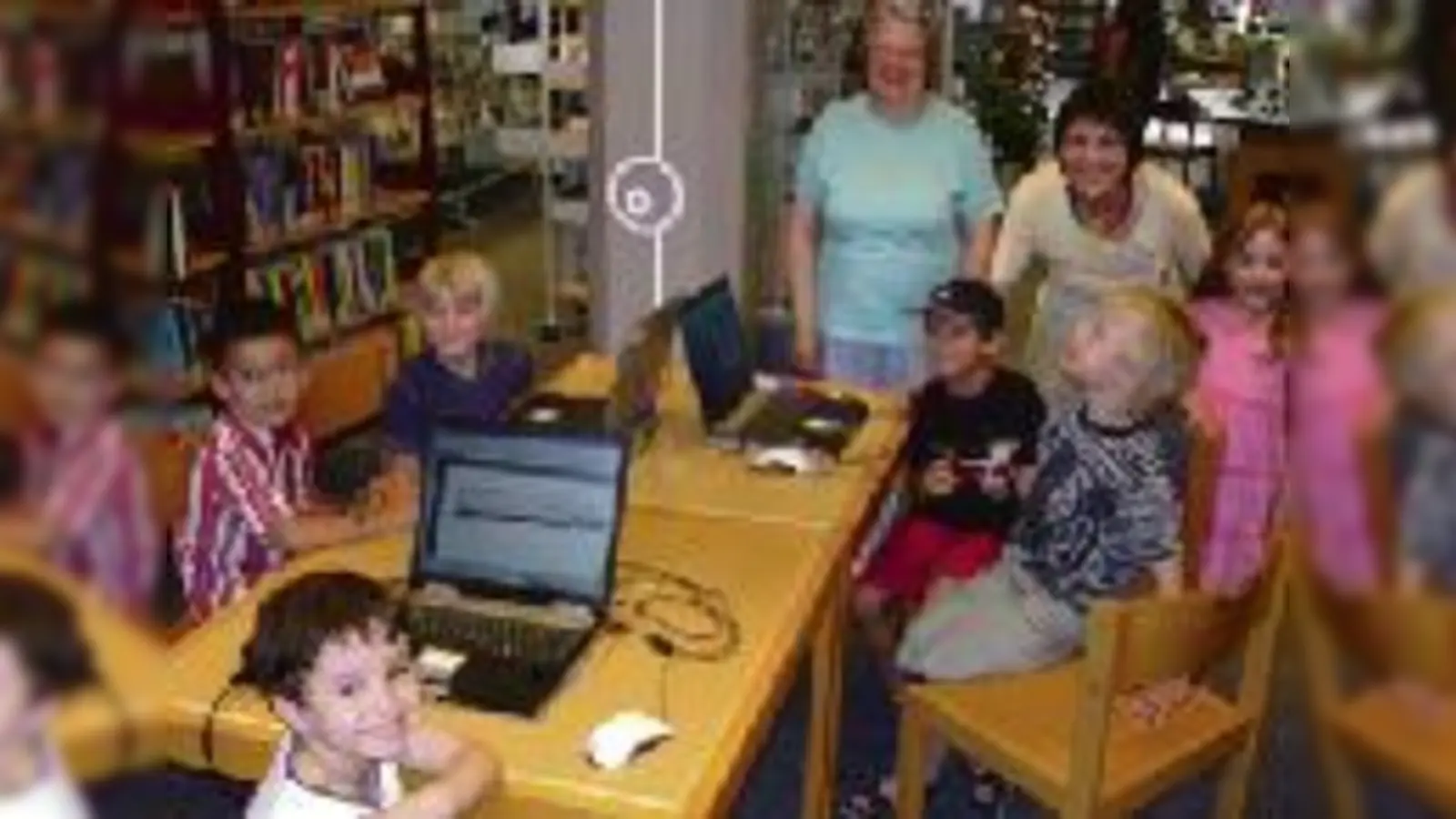 Mit Spaß vor den Bildschirmen  die kleinen Teilnehmer und ihre »Lehrerinnen«.	 (Foto: VA)