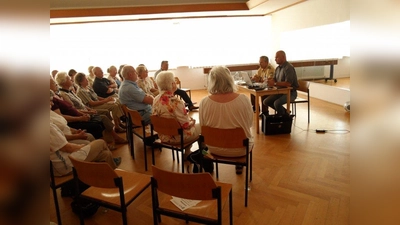 Polizeibeamter Andreas Ruch und Sicherheitsberater Wolfgang Erhardt informieren Senioren erneut über die Methoden von Trickbetrügern und Taschendieben. (Foto: Archiv)