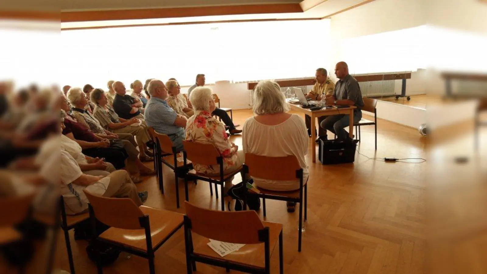 Polizeibeamter Andreas Ruch und Sicherheitsberater Wolfgang Erhardt informieren Senioren erneut über die Methoden von Trickbetrügern und Taschendieben. (Foto: Archiv)