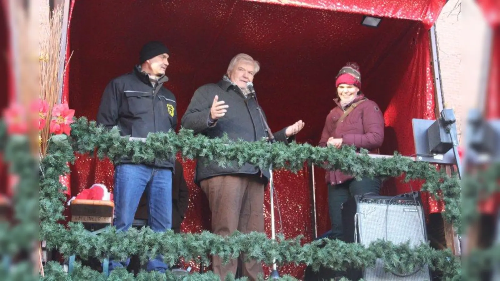 Offizielle Eröffnung des Neuhauser Weihnachtsmarkts (v.l.): Ernst Reinhardt (l.) vom Verein Neuhauser Weihnachtsmarkt e.V., Edmund Radlinger, Chef der Münchner Schausteller, und Stadträtin Anna Hanusch, die Vorsitzende des Bezirksausschusses Neuhausen-Nymphenburg (BA 9). (Foto: sb)
