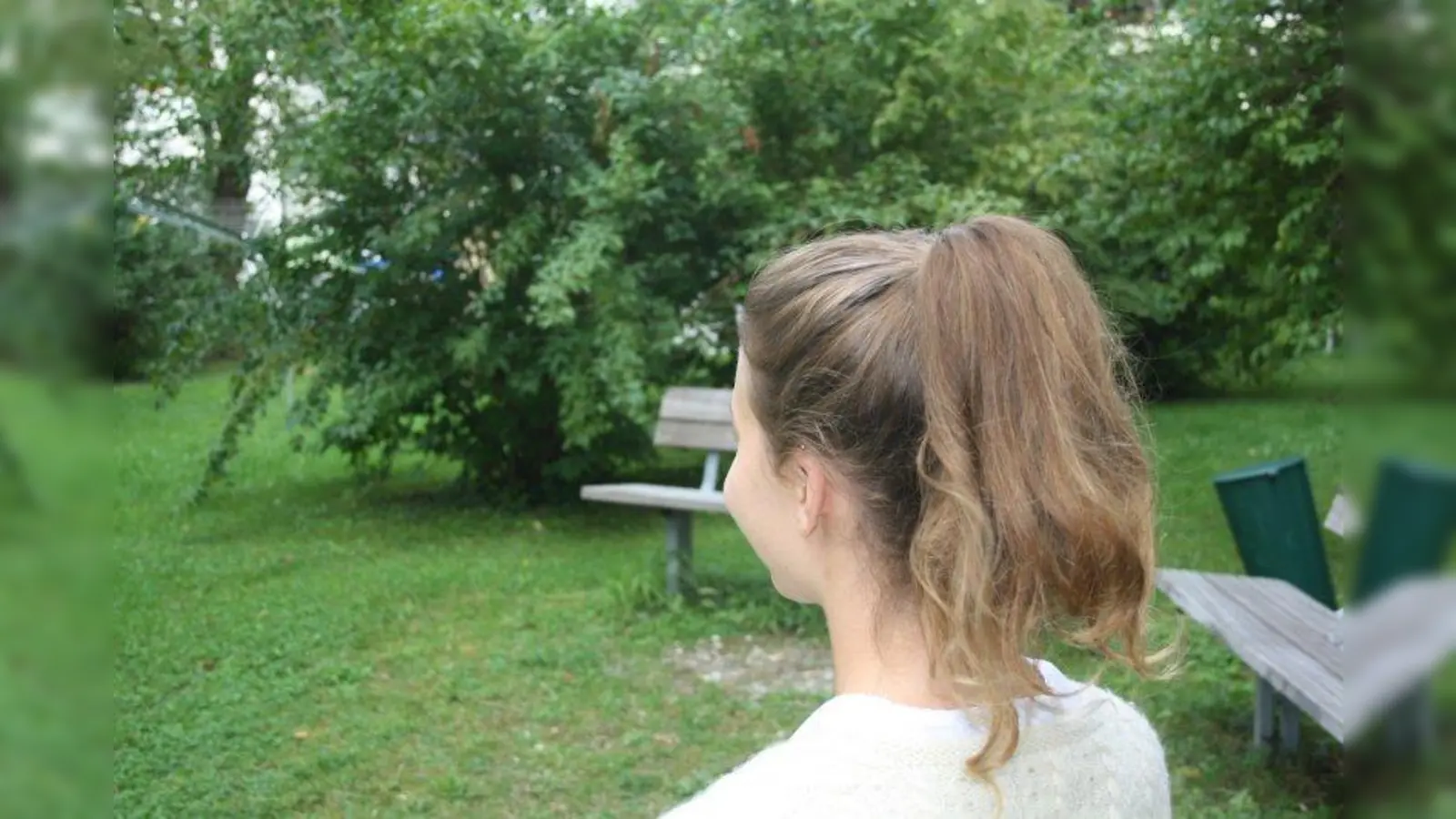 1. Die Haare zu einem hohen Pferdeschwanz binden. Bei feinem Haar für mehr Volumen leicht antoupieren. (Foto: lb)