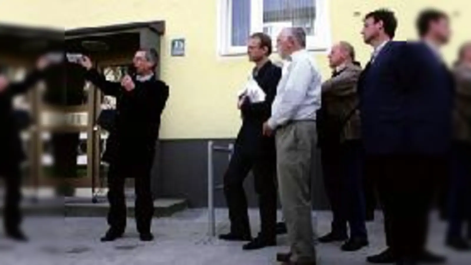 Architekt Robert Zengler von der GEWOFAG erklärt die Besonderheiten der Bebauung an der Pertisaustraße.	  (Foto: ko)