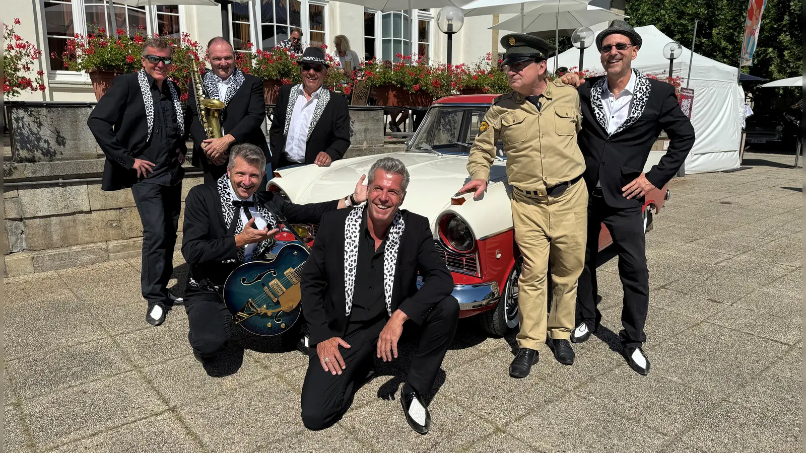 Die Bandmitglieder mit Harald Neuber, Besitzer des Ford Taurus. Er hat sich die gleiche Uniform schneidern lassen, die Elvis im Film „GI-Blues” getragen hat.  (Foto: Teddy und die die Lollipops)