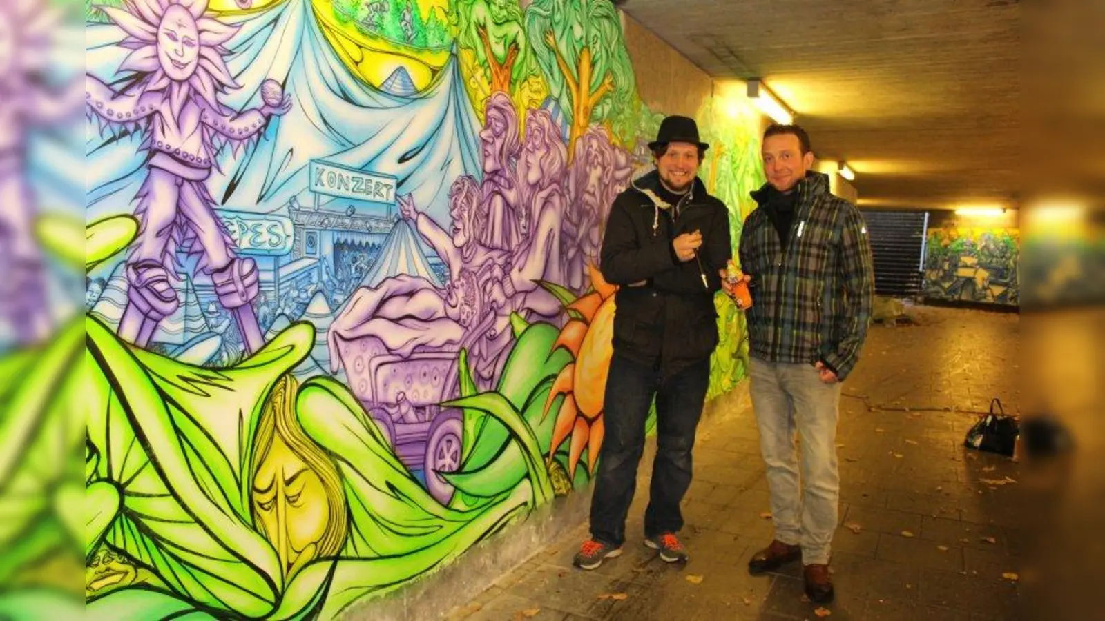 Der Künstler Martin Blumöhr (r.) zusammen mit Leonhard Agerer vom Bezirksausschuss Neuhausen-Nymphenburg (BA 9) in der Unterführung. (Foto: sb)