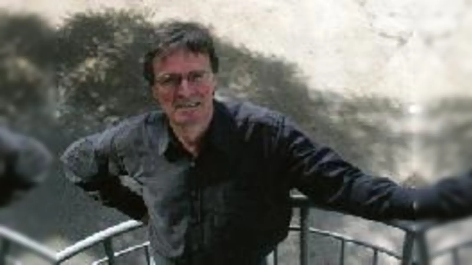 Auch Schulleiter Matthias Böttcher ist vom derzeitigen Zustand des Schulhofes wenig angetan und träumt derweil von einer grünen Oase.  (Foto: wei)