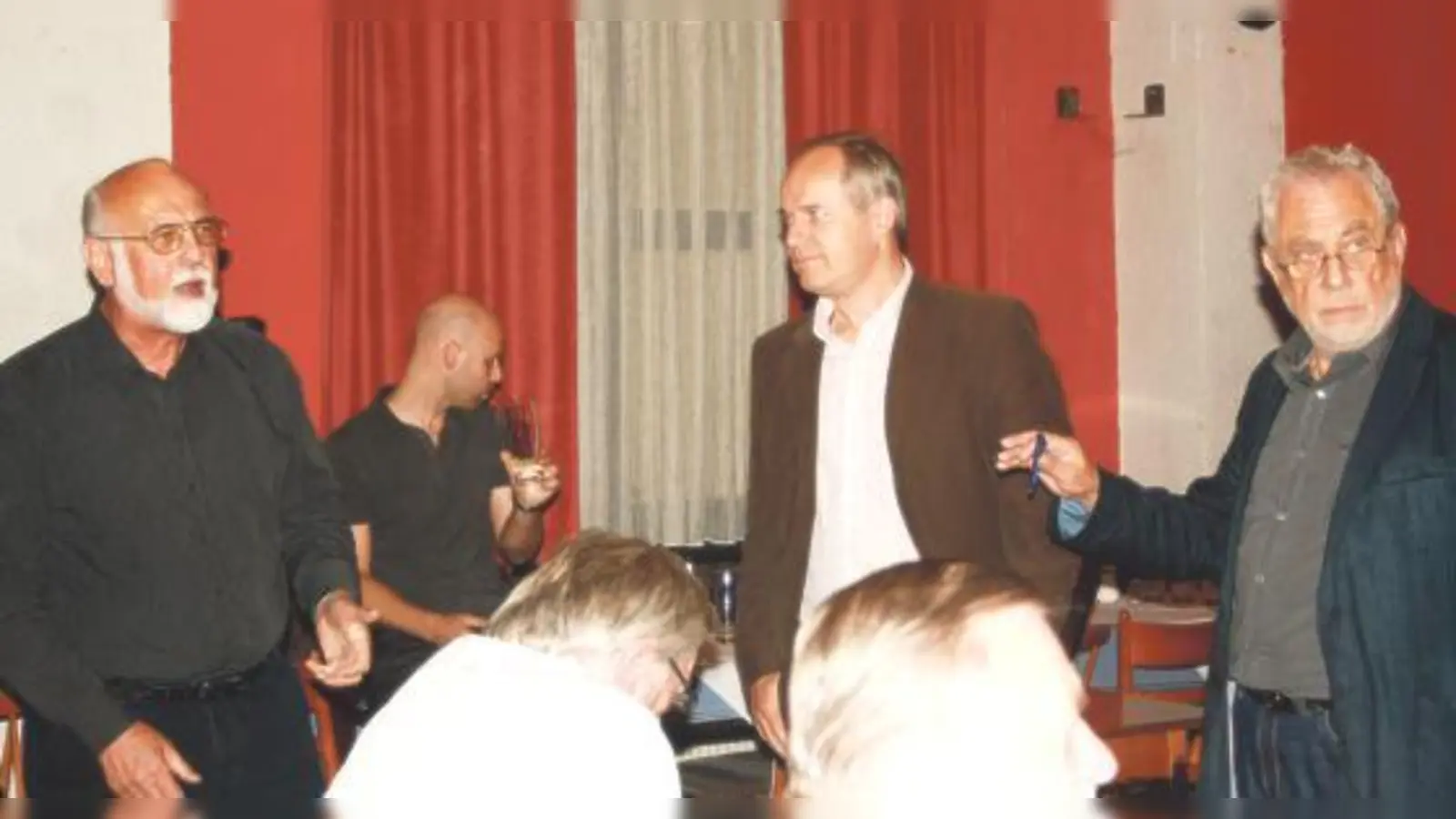 Walter Schön (li.) fürchtet um den Wert seiner Immobilie. Wolfgang Kaefer vom Investor (Mi.) und Josef Koch vom BA versuchten zu beschwichtigen.	 (Foto: js)