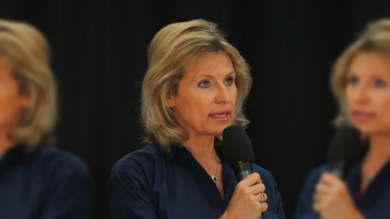 Anouschka Horn moderierte die Zeugnisübergabe. (Foto: job)