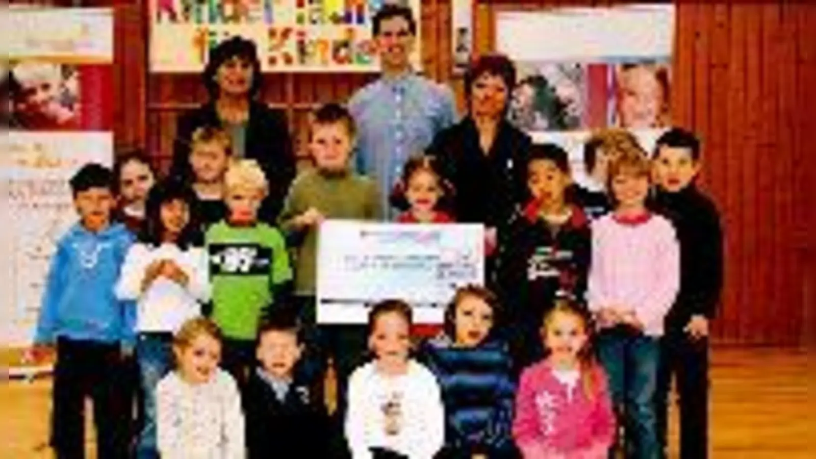 Die Grundschüler in Oberhaching erliefen stolze 3.393,30 Euro, die jetzt einem sozialen Zweck zugute kommen sollen.  (Foto: hol)