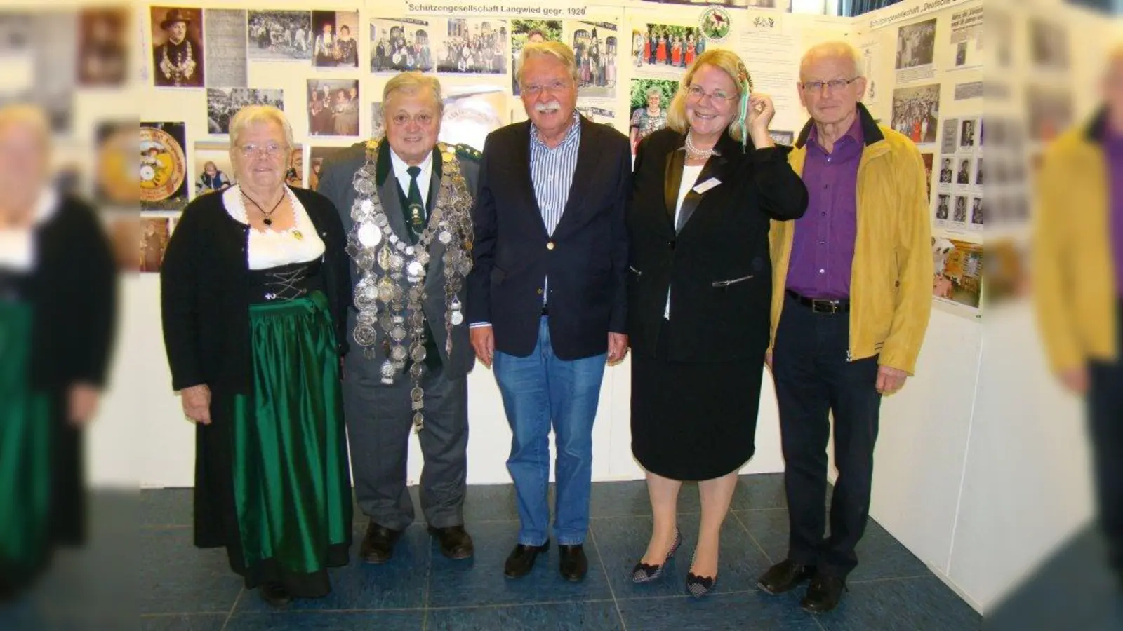 Bei der Vernissage hatte Schützenmeister Reinhold Fritzenwantzer (2.v.l) seine Schützenkette umgehängt. Links: 2. Schatzmeisterin der Schützengesellschaft Langwied, Irene Hardt; Mitte: Otmar Bernhard und die Vertreter des historischen Arbeitskreises, Barbara Kuhn und Franz Stangl. (Foto: pst)