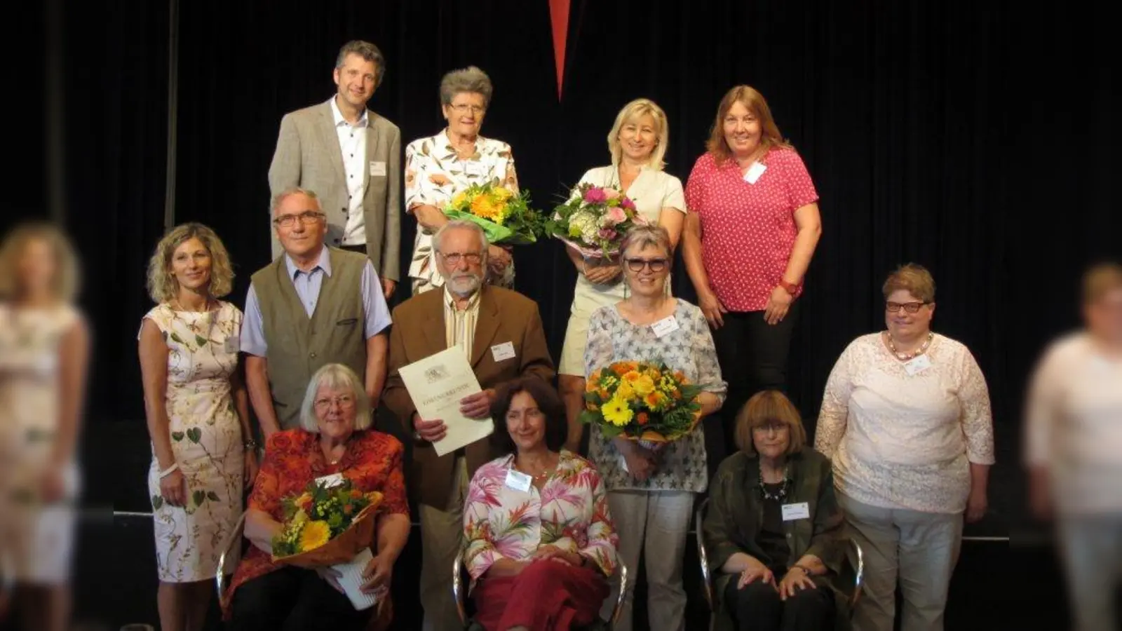 Treue Dozenten der vhs Germering: Oben von li:  Christian Grams, Erika Pöllmannn, Gerda Denk, Romana Kube, Mitte von li.: vhs-Leiterin Evi Seidel, Günther Sohr, Walter Häns, Angelika Brach; unten von li.: Antonia Schweyer, Petra Dunkel, Constanze Wagner und Ursula Zuber-Goos. (Foto: VHS Germering)
