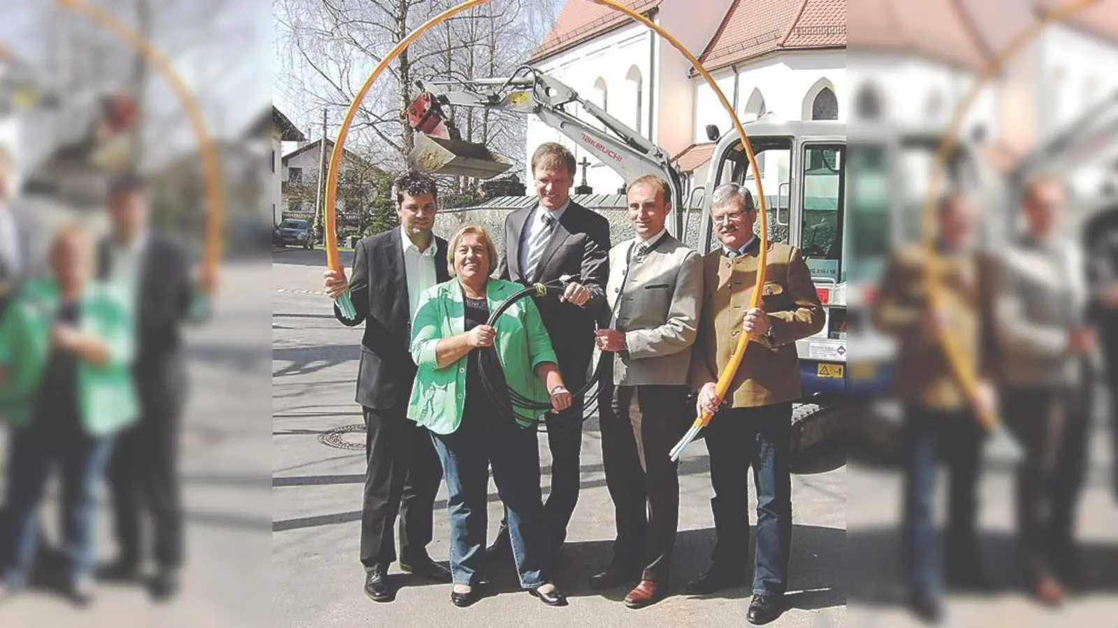 Die Bürgermeister von Aying, Straßlach-Dingharting, Oberhaching und Sauerlach (v.re.) freuen sich mit Martin Naber, dem Geschäftsführer von smart-DSL über den Baubeginn des Glasfasernetzes.	 (Foto: Pietsch)