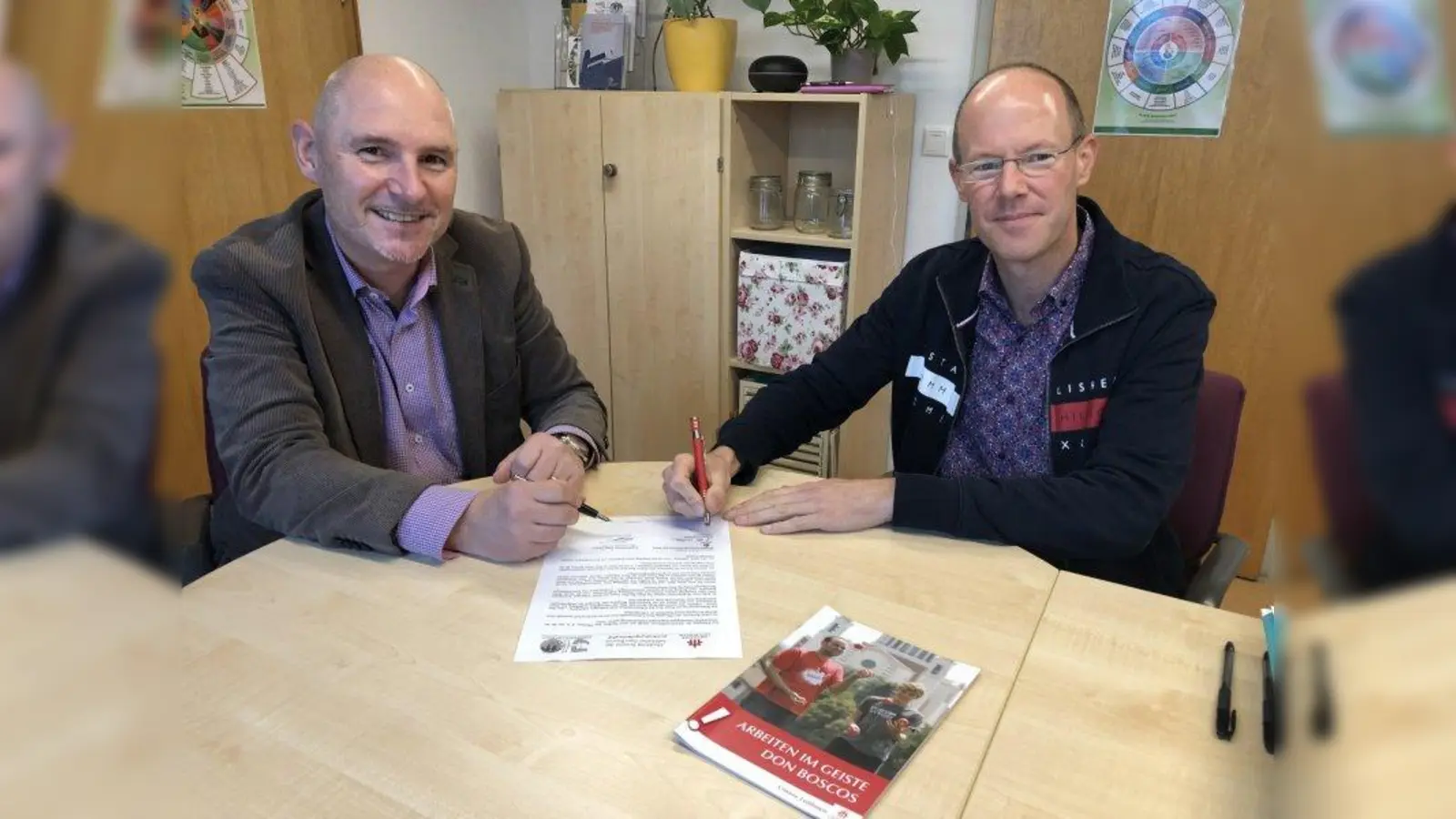 Besiegelten die neue Trägerschaft mit ihrer Unterschrift: der stellvertretende Vorsitzende des bisherigen Trägervereins „Kinder- und Jugendhilfe Penzberg e.V.“, Rainer Thalbauer (links), und Provinzialvikar Pater Christian Vahlhaus SDB. (Foto: SDB/Hennecke)