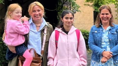 Münchens 3. Bürgermeistern Verena Dietl (r.) hatte im Rahmen des Projekts „Ein Löwenherz für unsere Münchener Kinder“ zu einem Zoobesuch eingeladen. (Foto: Gesellschaft für Soziale Arbeit. München gGmbH)