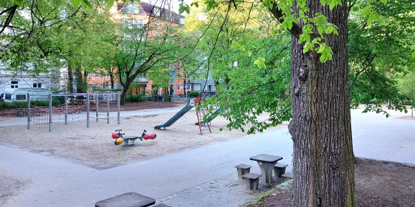 In die Jahre gekommen: Der Spielplatz an der Reichenbachbrücke soll modernisiert und saniert werden. (Foto: bas)