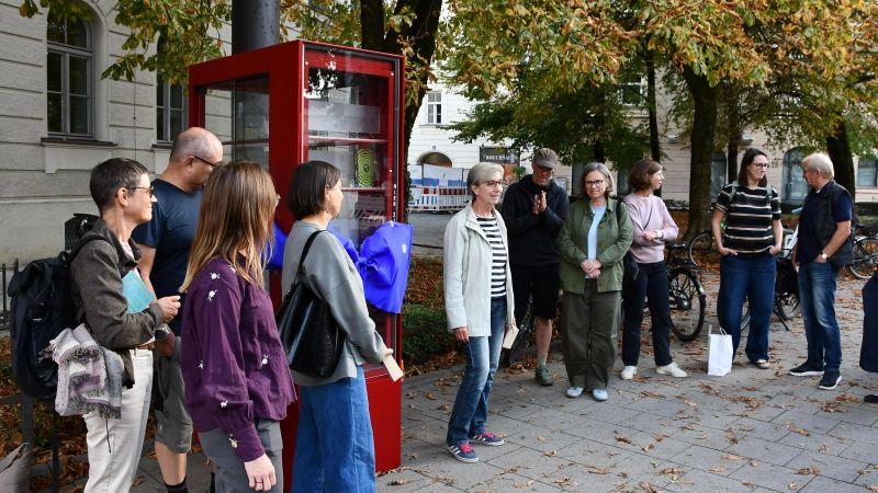 Am Regerplatz ist ein offener Bücherschrank aufgestellt worden. Nina Reitz vom BA 5 (rechts neben dem Schrank) hat ihn mit initiiert. (Foto: Peter Martl)