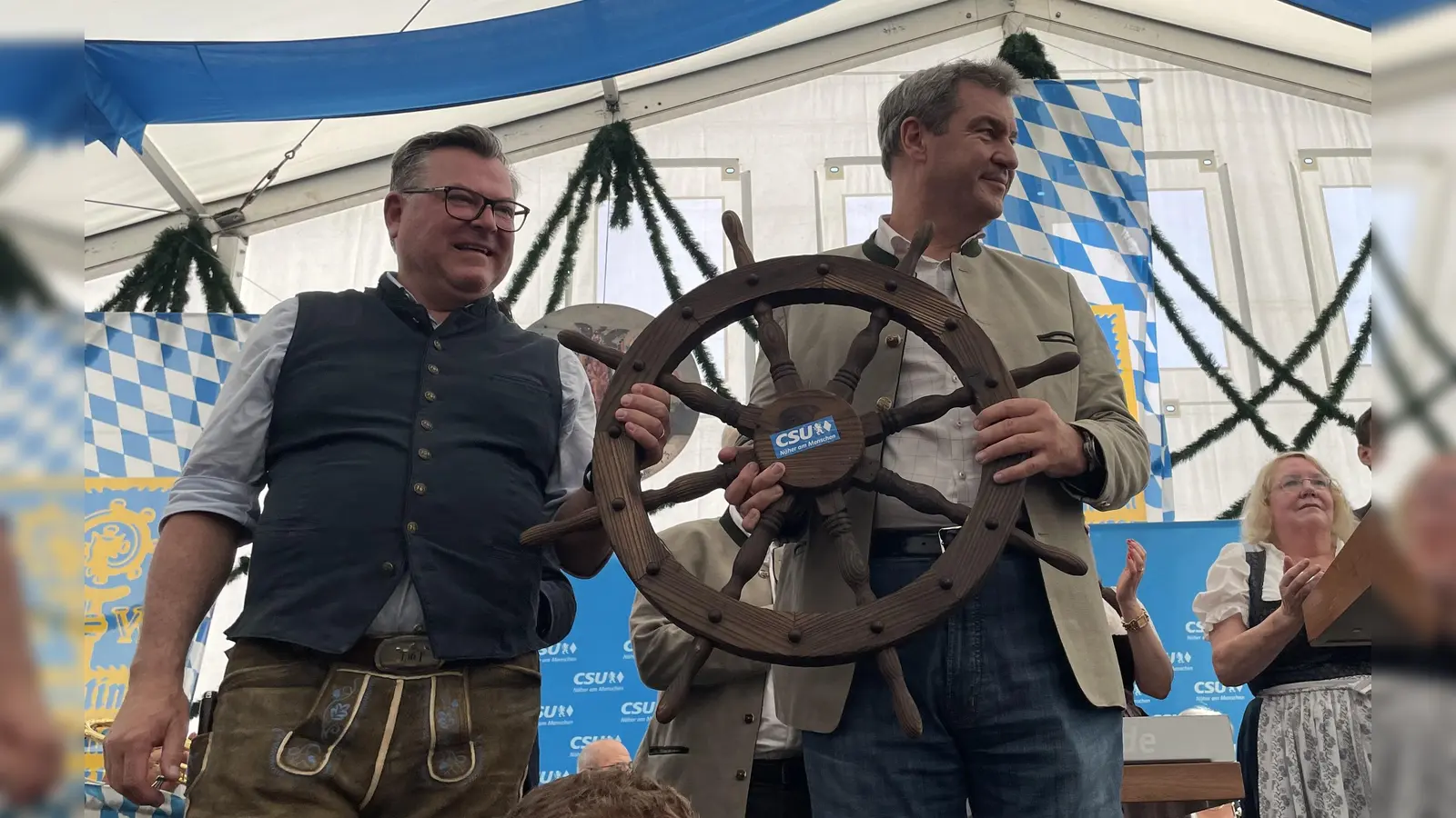 Ein symbolisches Steuerrad überreichte Bezirkstagskandidatin Barbara Kuhn (re.) an Landtagskandidat MdL Josef Schmid (l.) und Ministerpräsident Markus Söder.  (Foto: pst)
