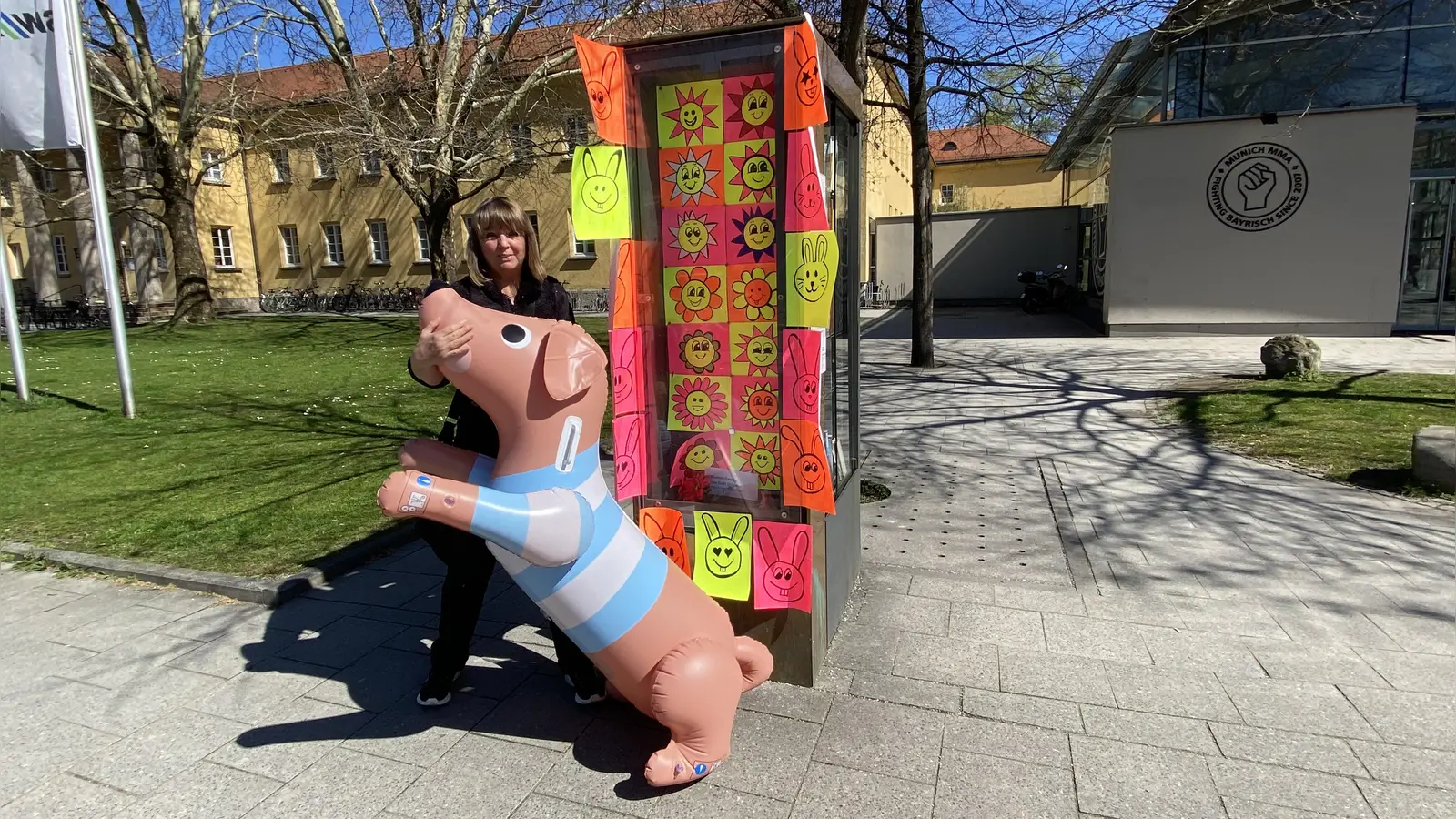 Auch die lustigen Smileys in der Vitrine am Nordbad hat Gabriele Dräger gestaltet.  (Foto: © Gabriele Dräger)