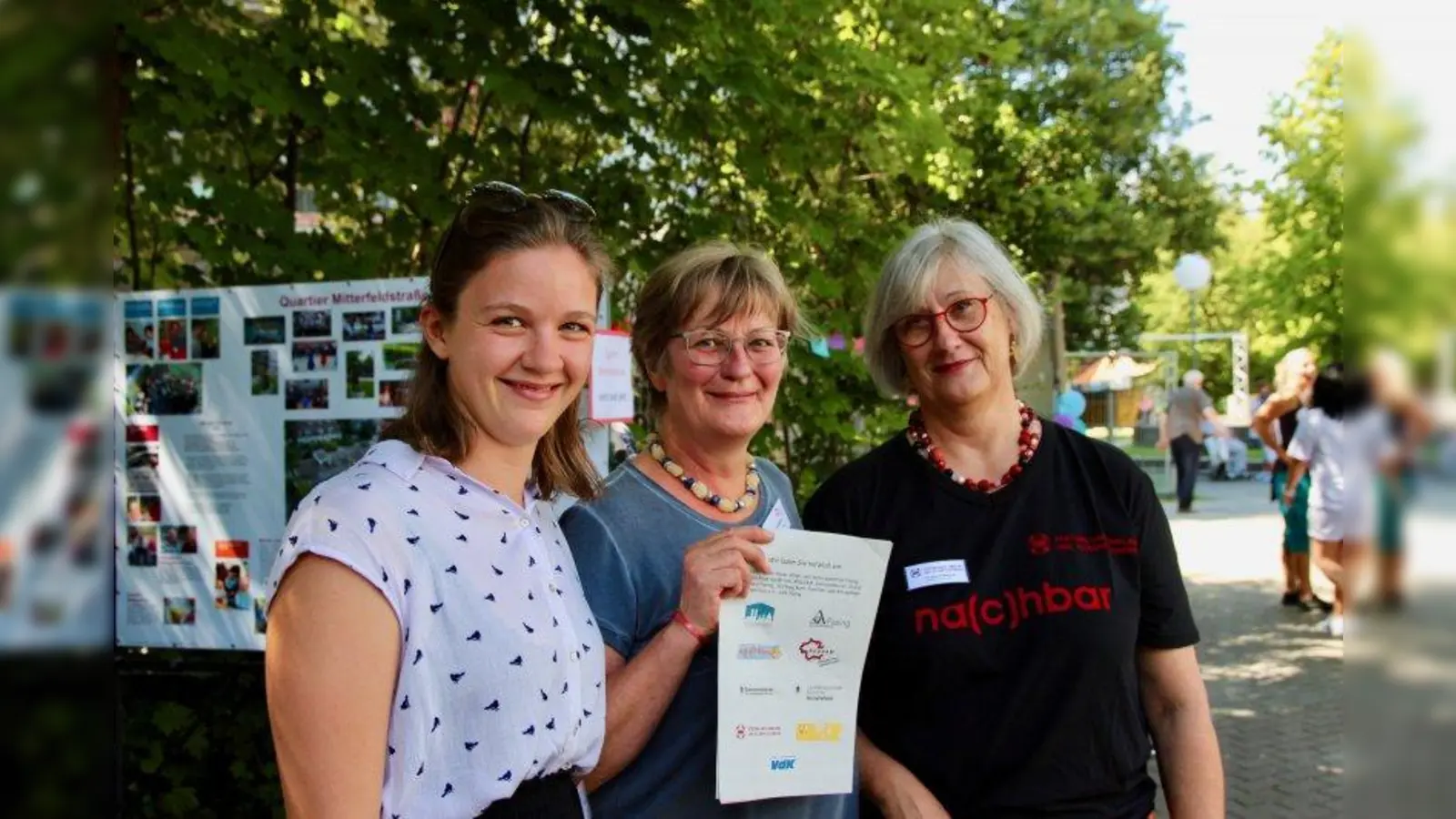 Herzlich willkommen! Sophie Horsch und Gabriele Hebler von REGSAM sowie Christiane Wabnitz von der Stiftung (v.l.) begrüßten die vielen Besucher und Veranstalter. „Wir möchten ein Fest zum Wohlfühlen und Kenennlernen. Hier im Viertel soll keiner allein sein.” (Foto: us)