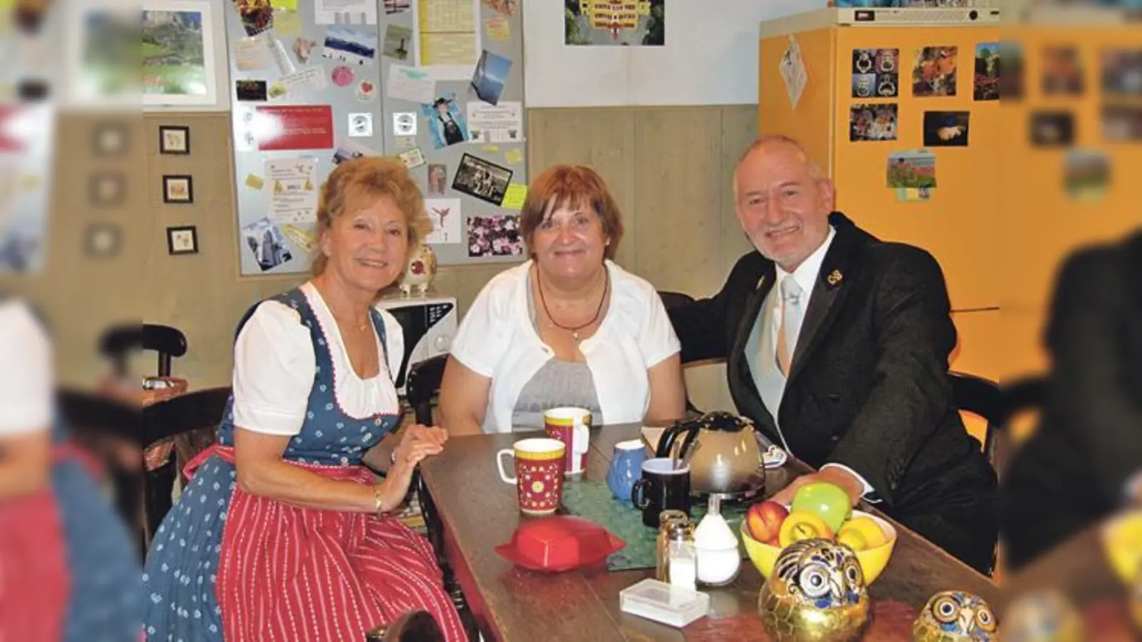Gewinnerin Renate Hofmeister (Bildmitte) mit ihren Lieblingsschauspielern Sepp Schauer und Antje Hagen im Aufenthaltsraum des Personals im Fürstenhof.  (Foto: Woschée)