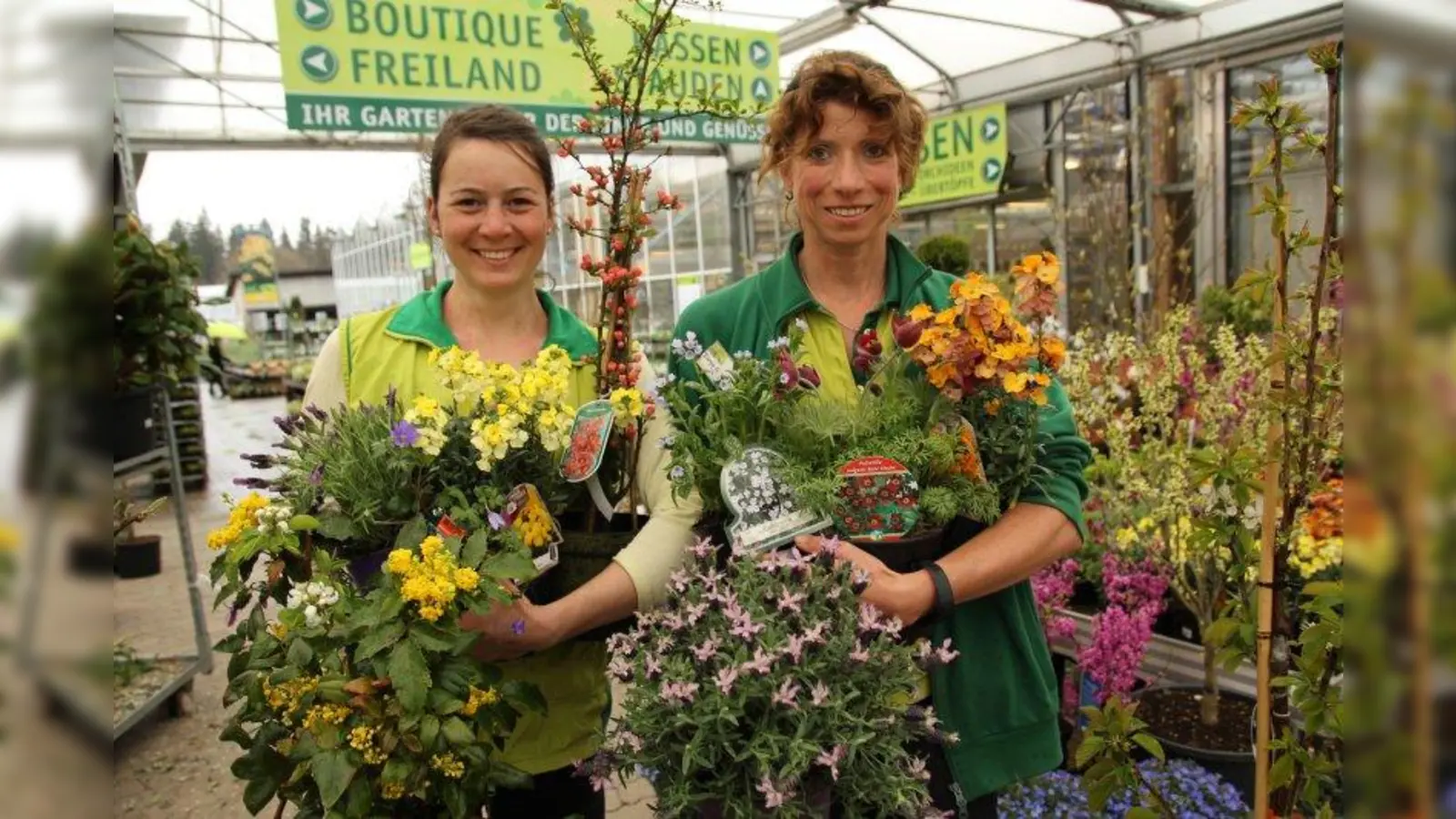 Blühpflanzenaktion im Gartencenter Kiefl: Laura Schupp und Gärtnermeisterin Tanja Gutsmiedel (v.l.) informierten über Pflanzen, die den Bienen die beste Nahrungsgrundlage bieten. (Foto: us)