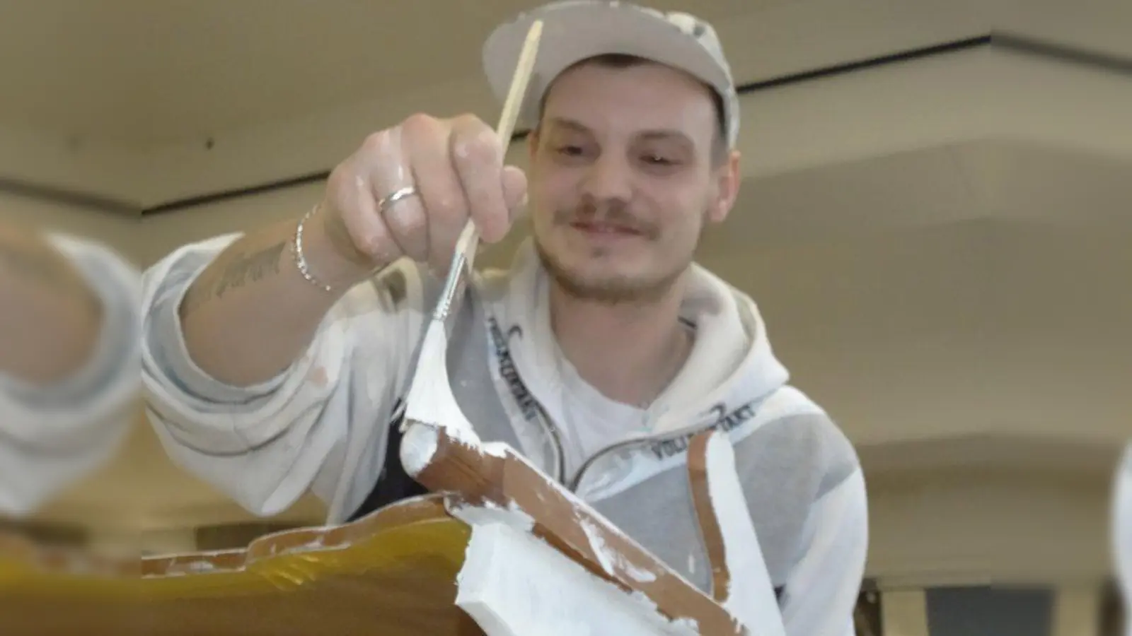 Christian Mann arbeitet an seiner Wiege. (Foto: tab)