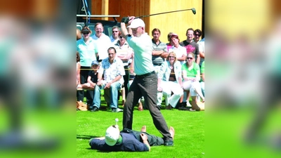 Ganz so gefährlich, wie es aussieht, war diese Aktion nicht. Der Trickgolfer schlug zwar den Ball vom Tee im Mund der liegenden Person, doch auch wenn es schief gegangen wäre, hätte es keinen Verletzten gegeben - der Liegende war eine Puppe. (Foto: pi)