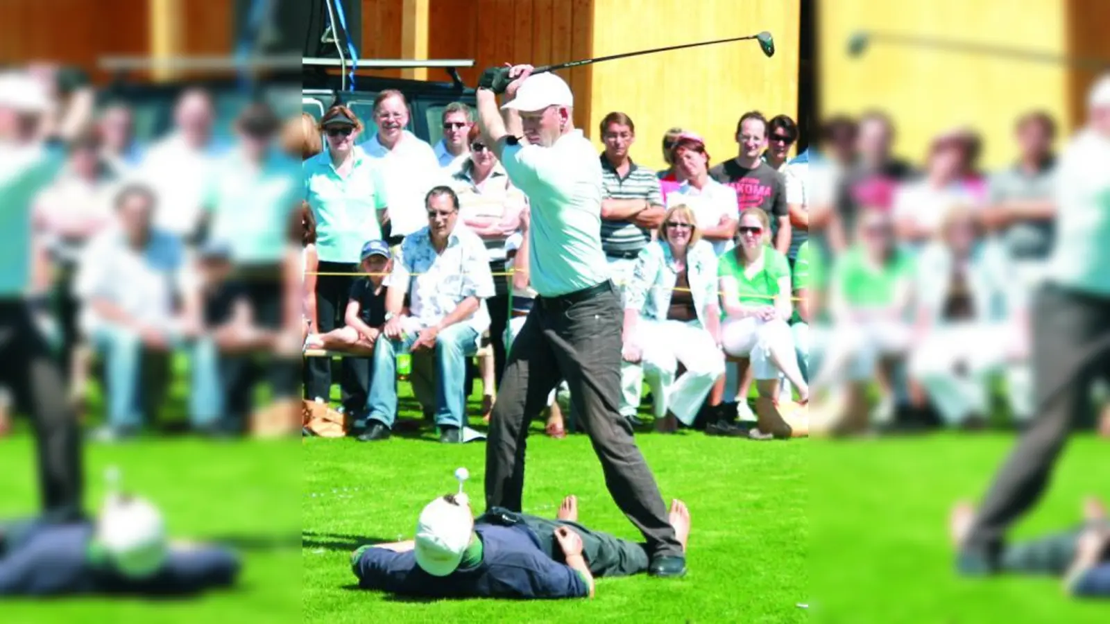 Ganz so gefährlich, wie es aussieht, war diese Aktion nicht. Der Trickgolfer schlug zwar den Ball vom Tee im Mund der liegenden Person, doch auch wenn es schief gegangen wäre, hätte es keinen Verletzten gegeben - der Liegende war eine Puppe. (Foto: pi)