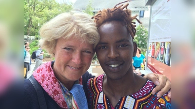 Hoher Besuch aus Berlin: Monika Grütters besuchte den Töpfermarkt in Dießen und ließ sich spontan ablichten. Hier mit Mahamed Buuni Aadan. (Foto: Amnesty)