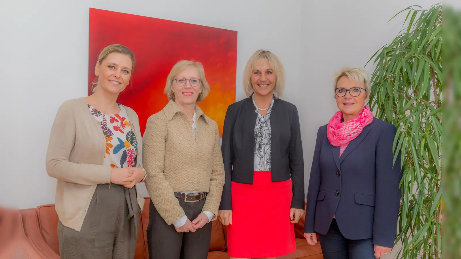 Violetta Maciejewska, Sachgebietsleitung Bildung & Soziales in der Gemeinde Haar, Peg Schäfer, Geschäftsführerin der Kita Haar gGmbH, Bürgermeisterin Gabriele Müller und Helga Böhme-Konrad von der IBB Miesbach. (Foto: Gemeinde Haar)