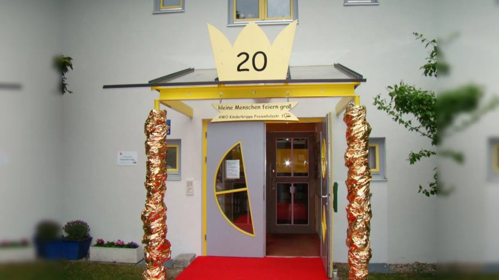 Inspiration für Gilching: So hat eine Münchner Kita ihren Eingang festlich geschmückt. (Foto: pst)