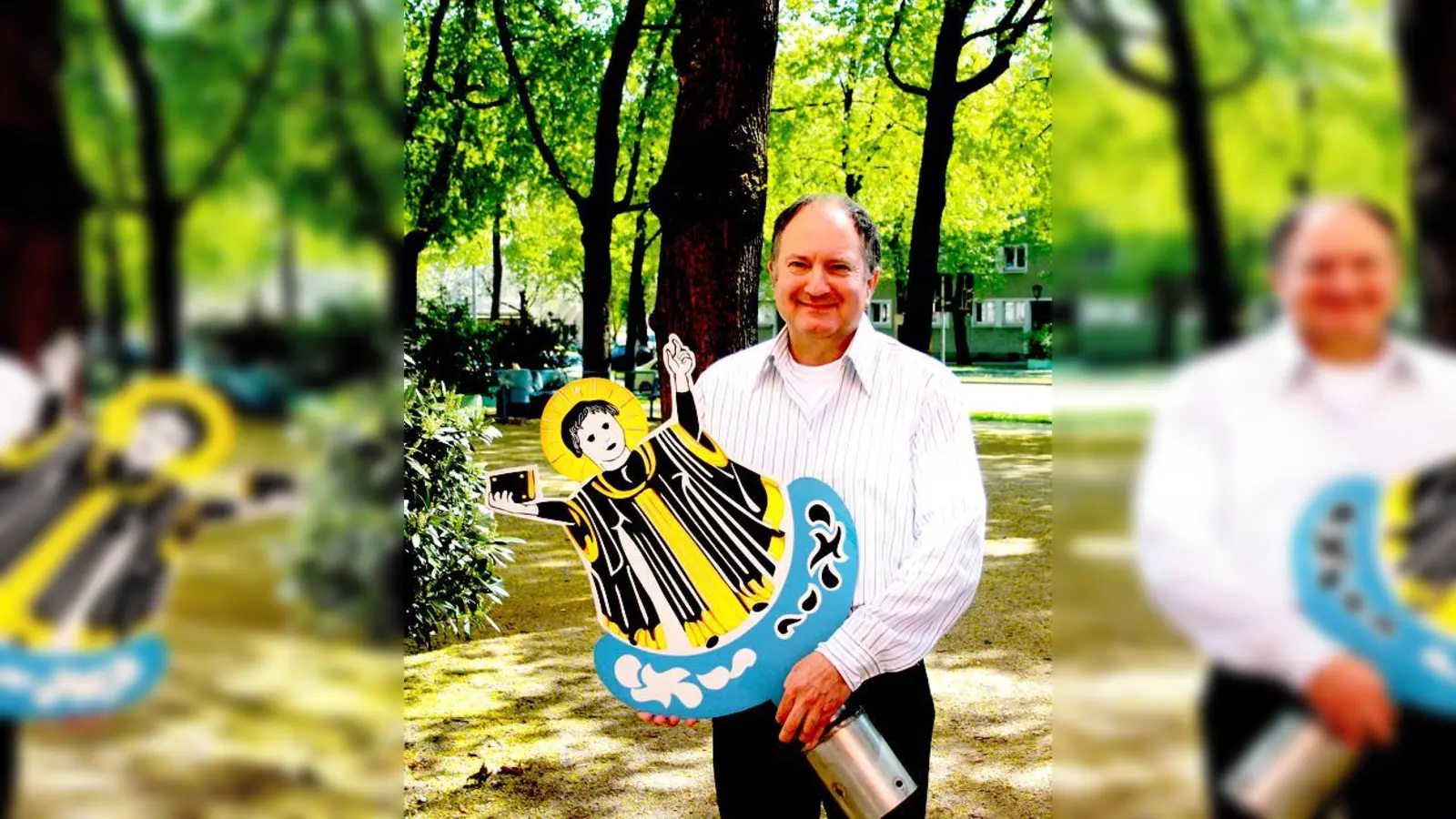 Klaus Körmer, der Schirmherr, präsentiert die Münchner Kindl-Spitze des neuen Baumes.	 (Foto: js)