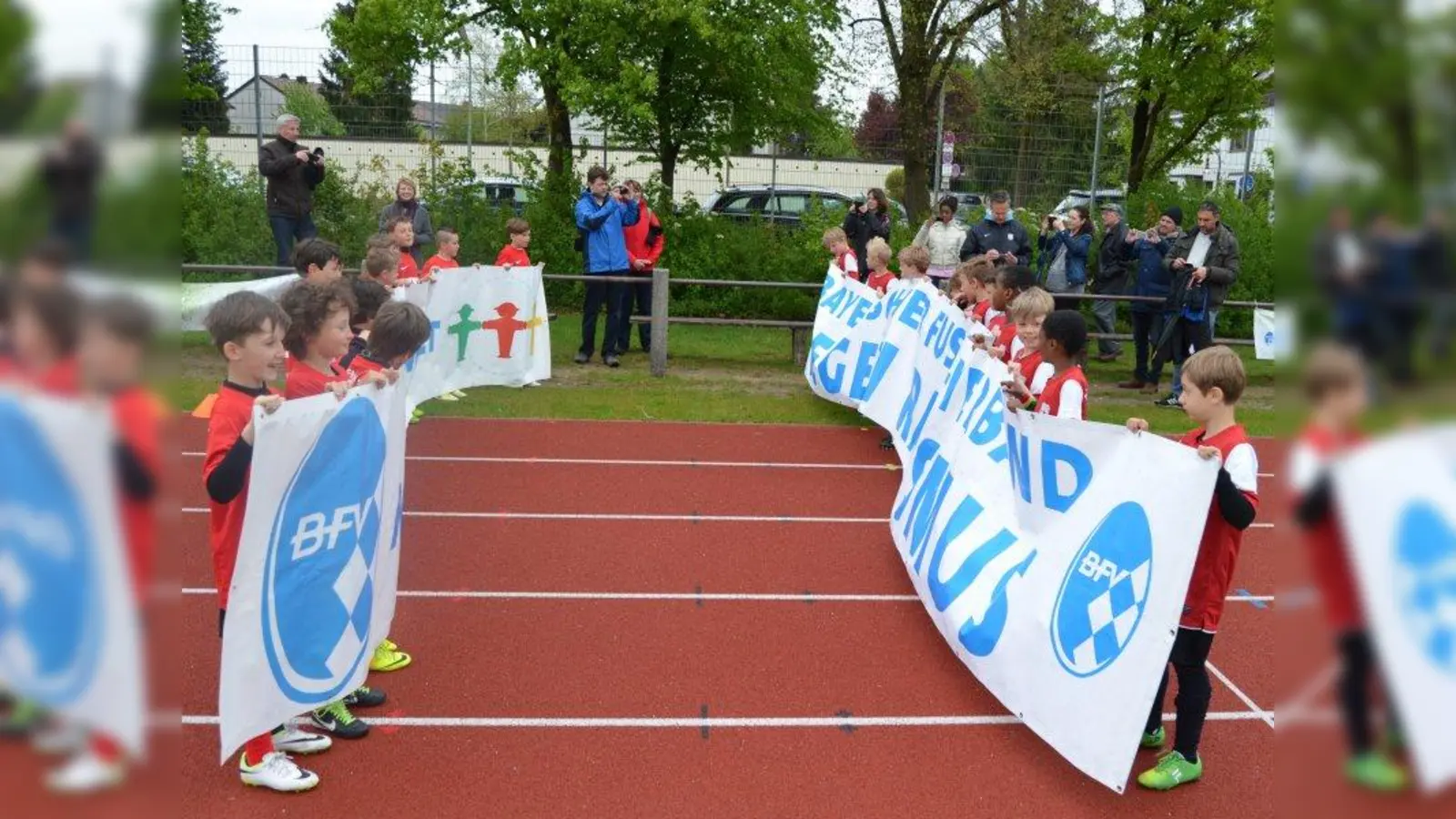 Auch die Nachwuchsspieler des FC Stern demonstrierten mit den Bannern des BFV ihre positive Einstellung zu Fairness und Respekt. (Foto: Manuela Werner)