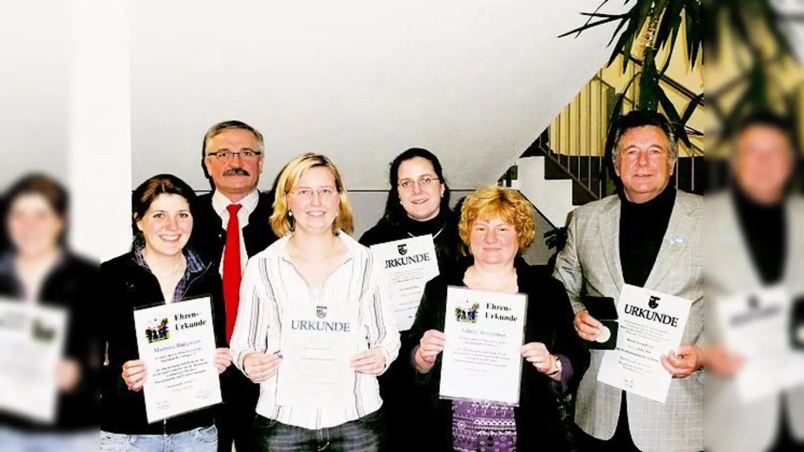 Anerkennung für die Musiker: Martina Burgmair, Franz Burghart, Sabine Röckenschuß, Helene Mayr, Sabine Brummer und Georg Rittler (v. li.).	 (Foto: Privat)