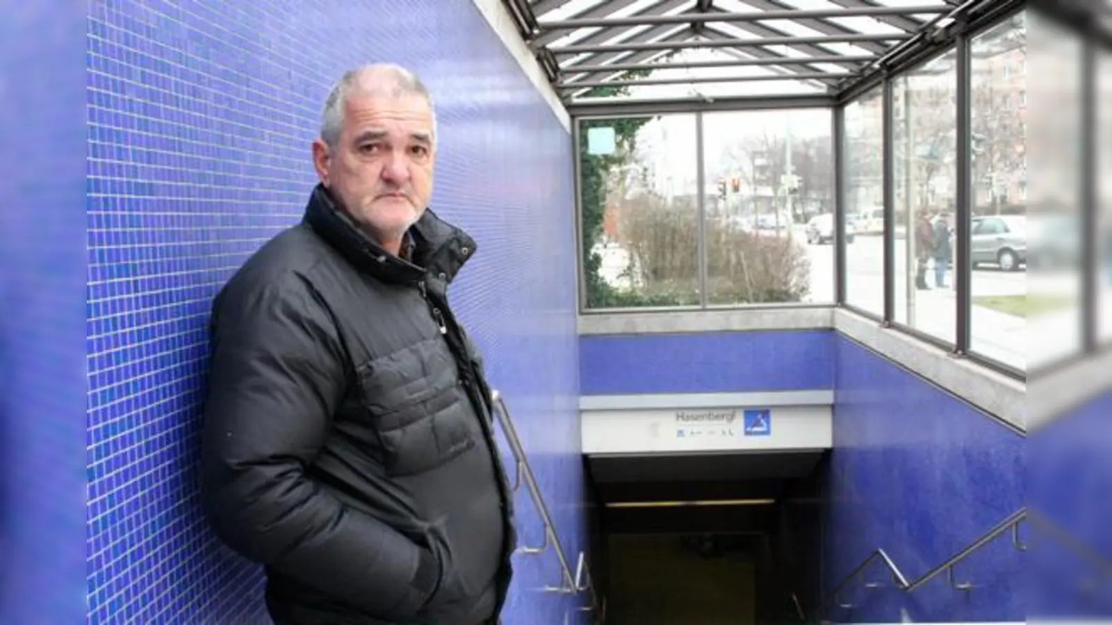 Gerd und seine Stammsteher-Freunde treffen sich bei schlechtem Wetter unter der gläsernen Überdachung der U-Bahn-Treppen am Hasenbergl, dem so genannten Schimpansenkäfig.  (Foto: ko)
