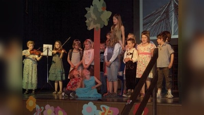 Viel Spaß hatte das Publikum beim „Vogelnest“-Lied von Fredl Fesl, das von der Klasse 3c vorgetragen wurde – insbesondere als sich das niedliche „Liebespaar“ turtelnd unter den Baum setzte. (Foto: Eva Schraft)