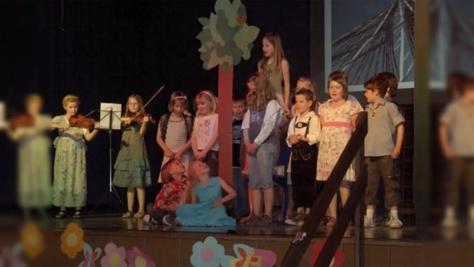 Viel Spaß hatte das Publikum beim „Vogelnest“-Lied von Fredl Fesl, das von der Klasse 3c vorgetragen wurde – insbesondere als sich das niedliche „Liebespaar“ turtelnd unter den Baum setzte. (Foto: Eva Schraft)