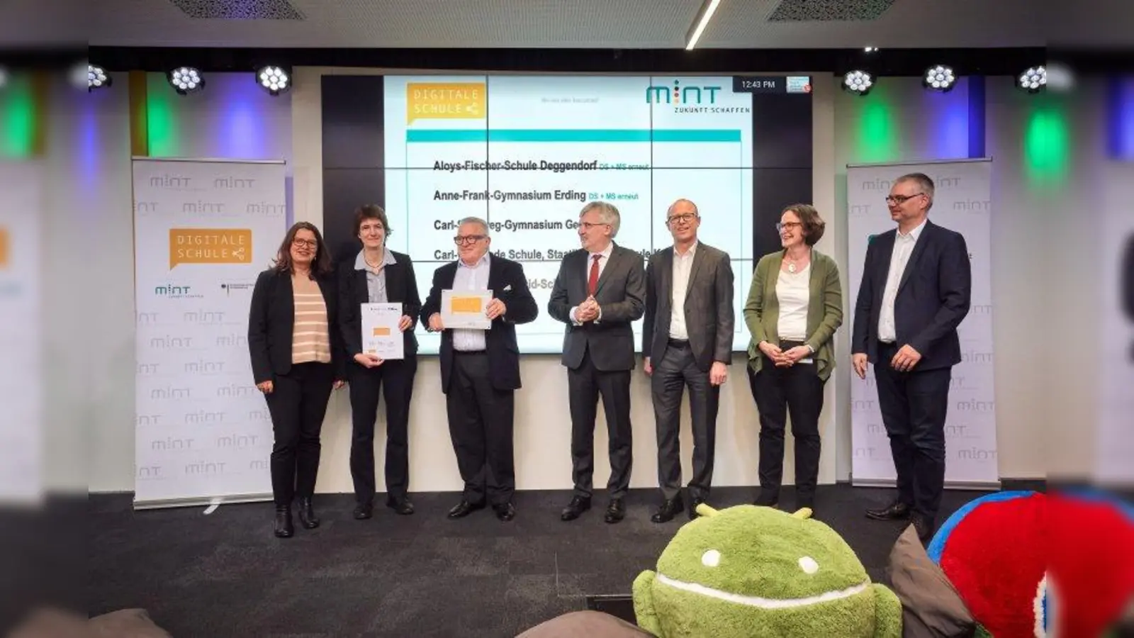 Bei der Feierstunde v.l.: Bettina Vetter (MINT-Koordinatorin am CSG), Sylvia Vitz (Stellvertretende Schulleiterin), Thomas Sattelberger (Vorsitzender MINT Zukunft), Ministerialdirigent Adolf J. Präbst, Christof Prechtl (Hauptgeschäftsführer der vbw), Judith Herrmann (MINT Zukunft schaffen!), Wieland Holfelder (Entwicklungschef Google Deutschland). (Foto: Fabian Vogl)