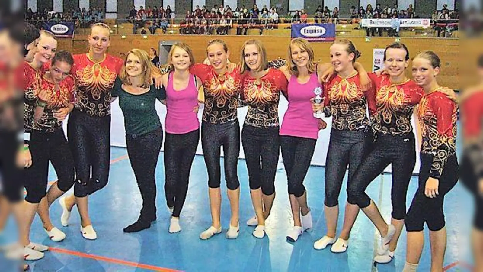 Abgekämpft aber glücklich nahmen die jungen Turnerinnen den Pokal entgegen.	 (Foto: TSV Vaterstetten)