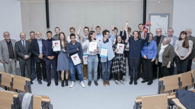 Die Bundessieger des Bundeswettbewerbs Mathematik 2024. Antonia Zerbs vom MTG steht in der ersten Reihe, als fünfte von links. (Foto: Bildung & Begabung)