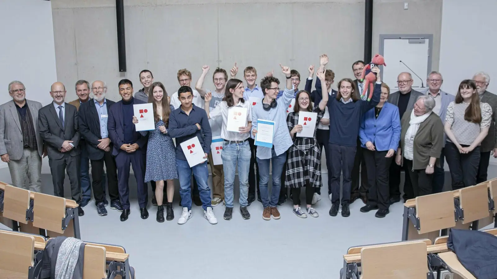 Die Bundessieger des Bundeswettbewerbs Mathematik 2024. Antonia Zerbs vom MTG steht in der ersten Reihe, als fünfte von links. (Foto: Bildung & Begabung)