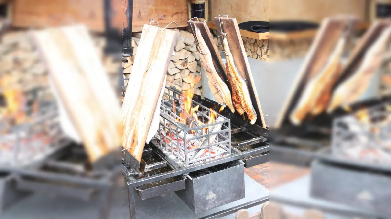 Lecker: Lachs, über dem offenen Holzfeuer gebraten. (Foto: job)
